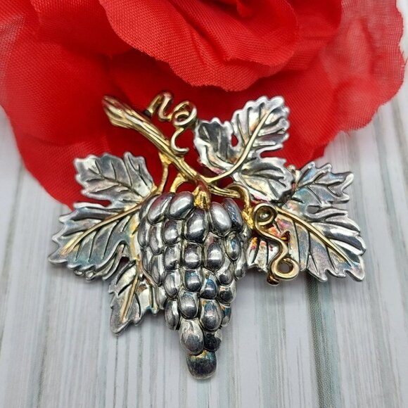 Vintage Bunch of Grapes on Vine Leaves Two Tone Brooch Signed MJ 2" X 2" - Picture 1 of 6